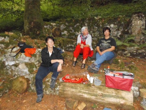 Iris Gödecke, Doris Sürig an der Lönsgrotte im Duingerberg Heimatverein 2013