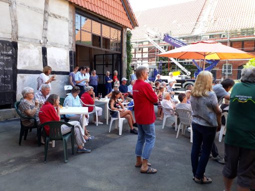 "Unser Dorf" Zuschauer bei Theatervorführung  