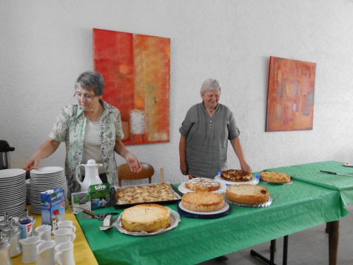 Kuchenbufett in der Alten Schule (DGH) Elisabeth Gutowski und Gisela Hollstein